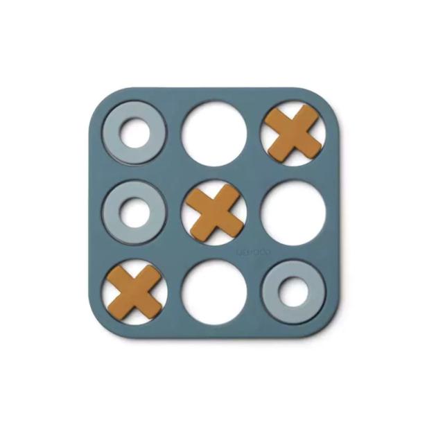 Ein Tic-Tac-Toe-Spiel mit blauen Spielfeld und hellbraunen und grauen Spielsteinen.