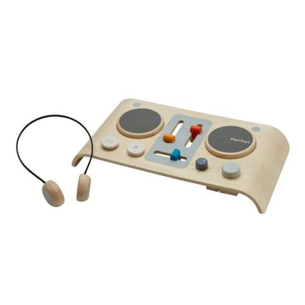 Ein hölzernes DJ-Pult mit Kopfhörern von PlanToys.