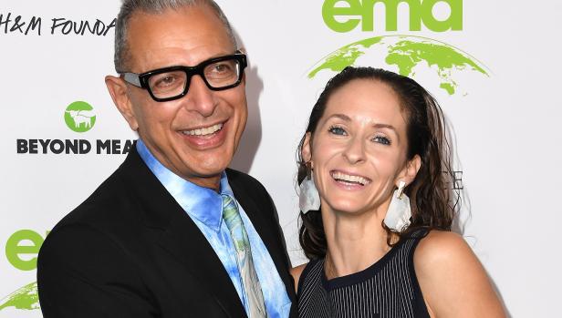 Jeff Goldblum und seine Frau Emilie Livingston lächeln auf einer Veranstaltung.