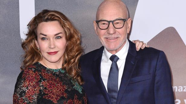 Patrick Stewart mit seiner Frau Sunny Ozell auf einem Event.