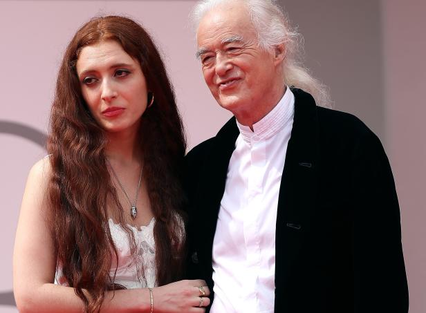 Jimmy Page mit einer Frau auf einem roten Teppich.