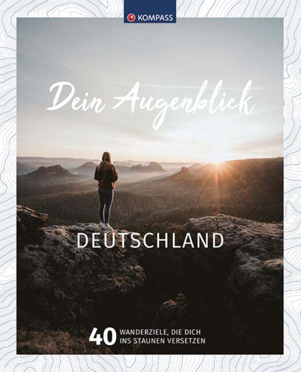 Eine Frau steht auf einem Felsen und blickt auf die Landschaft Deutschlands bei Sonnenaufgang.