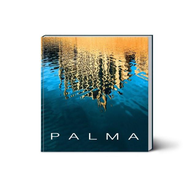 Ein Buch mit dem Titel „Palma“ zeigt ein Gebäude, das sich im Wasser spiegelt.