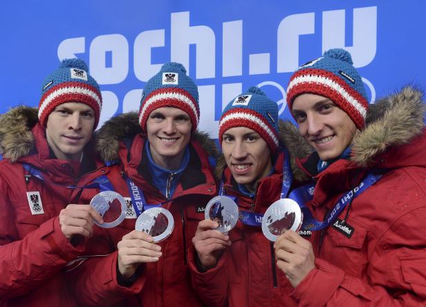 Vier österreichische Skispringer mit Silbermedaillen bei den Olympischen Winterspielen in Sotschi 2014.