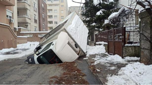 Zustell-LKW wurde in Belgrad "vom Boden verschluckt"