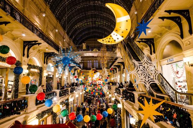 Das GUM-Warenhaus in Moskau ist festlich mit Weihnachtsdekorationen geschmückt.