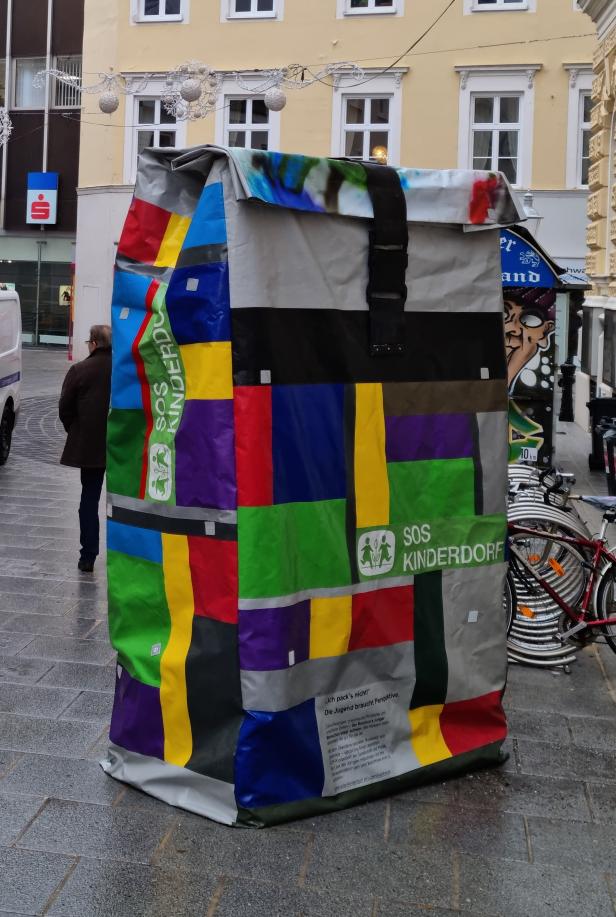 Riesen-Rucksack in St. Pölten als Zeichen für psychische Belastung Junger