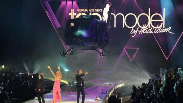 Ein Hubschrauber hängt über der Bühne von „Germany's Next Topmodel by Heidi Klum“.
