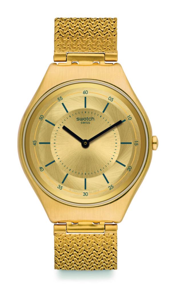 Eine goldene Swatch-Uhr mit einem goldenen Mesh-Armband.