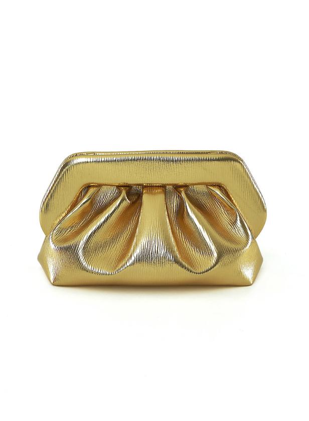 Eine goldene Clutch-Tasche auf einem weißen Hintergrund.