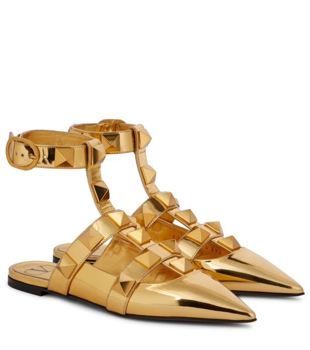 Ein Paar goldene Valentino Rockstud Mules mit spitzer Zehenpartie und Riemchen.