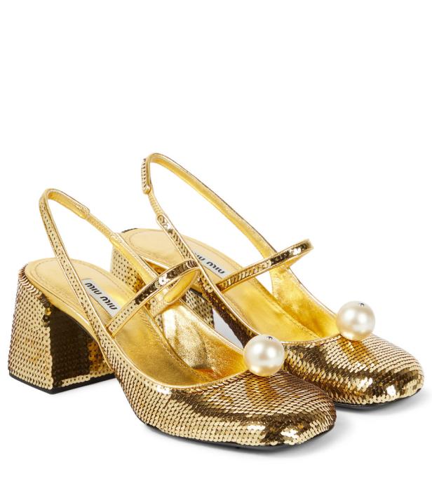 Zwei goldene Miu Miu Slingpumps, verziert mit Pailletten und einer großen Perle.