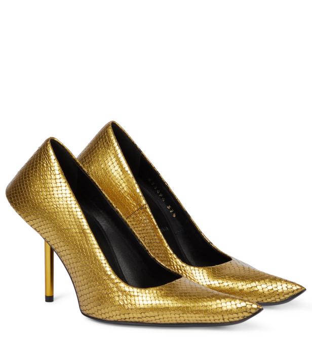 Ein Paar goldene High Heels mit spitzer Zehenpartie stehen nebeneinander.