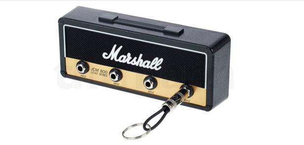 Ein Miniatur-Marshall JCM 800 Verstärker mit einem Schlüsselanhänger im Eingang.