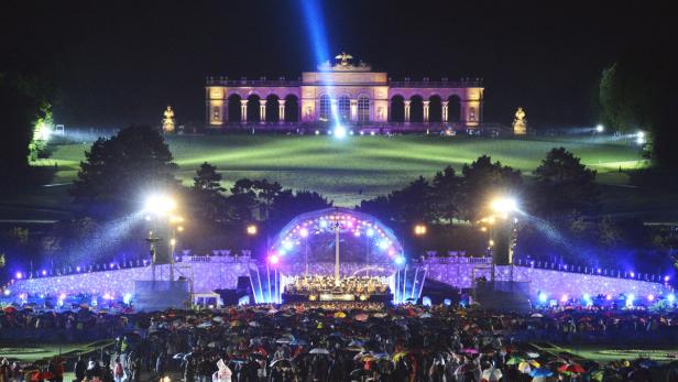 Konzert der 1000 Regenschirme