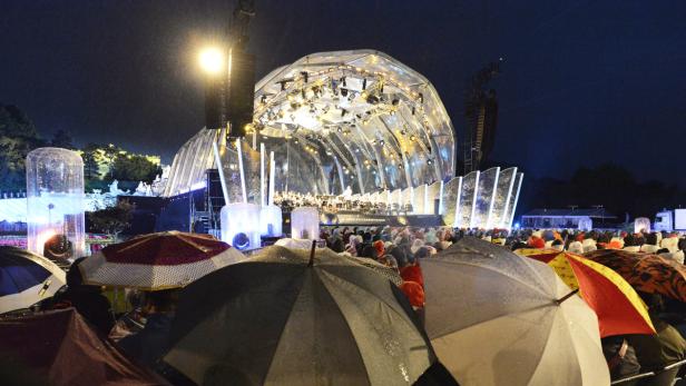 Konzert der 1000 Regenschirme