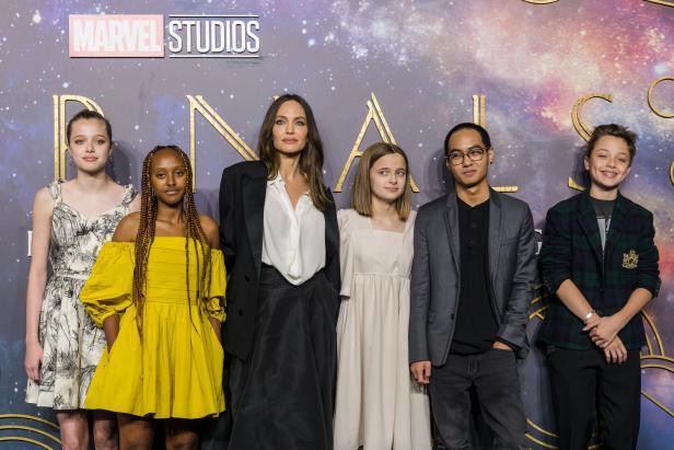 Angelina Jolie mit ihren Kindern bei der Premiere von „Eternals“.