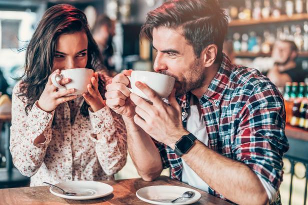 Ein Paar trinkt Kaffee in einem Café.