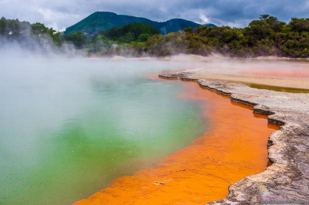Der farbenprächtige Thermalsee Wai-O-Tapu in Neuseeland mit aufsteigendem Dampf.