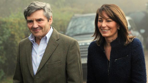 Carole und Michael Middleton lächeln in die Kamera.