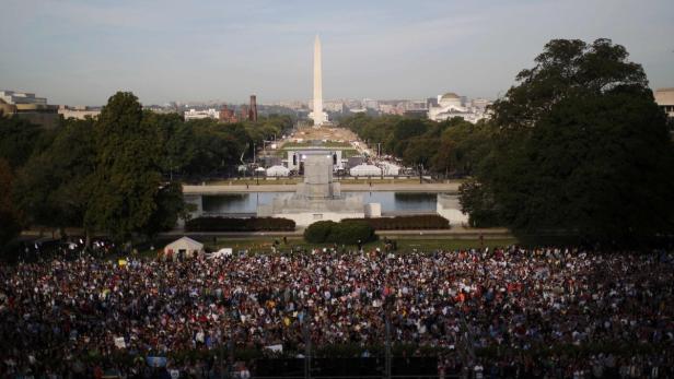 Eine große Menschenmenge versammelt sich vor dem Washington Monument.