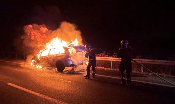 BMW brannte auf A3 aus: Lenkerin blieb unverletzt
