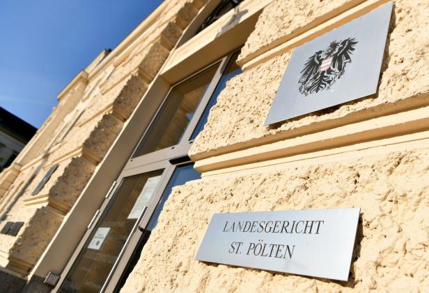 Das Landesgericht St. Pölten mit österreichischem Bundeswappen an einer Fassade ist zu sehen.