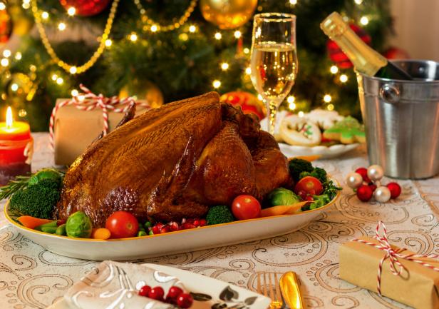 Ein festlicher Truthahn auf einem Tisch mit Weihnachtsdekorationen.