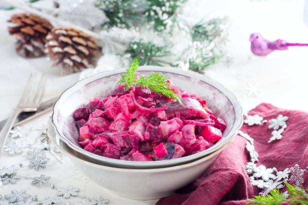 Ein Schichtsalat mit Roter Bete, Hering und Mayonnaise in einer Schüssel.