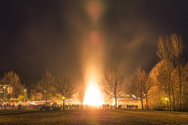 Ein großes Osterfeuer lockt in der Nacht viele Menschen an.