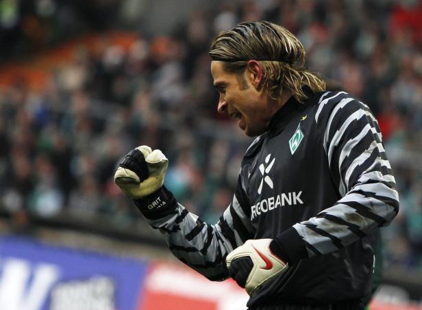 Ein Torwart von Werder Bremen jubelt mit geballter Faust.
