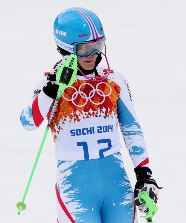 Eine Skirennläuferin mit Helm und Skibrille bei den Olympischen Winterspielen in Sotschi 2014.