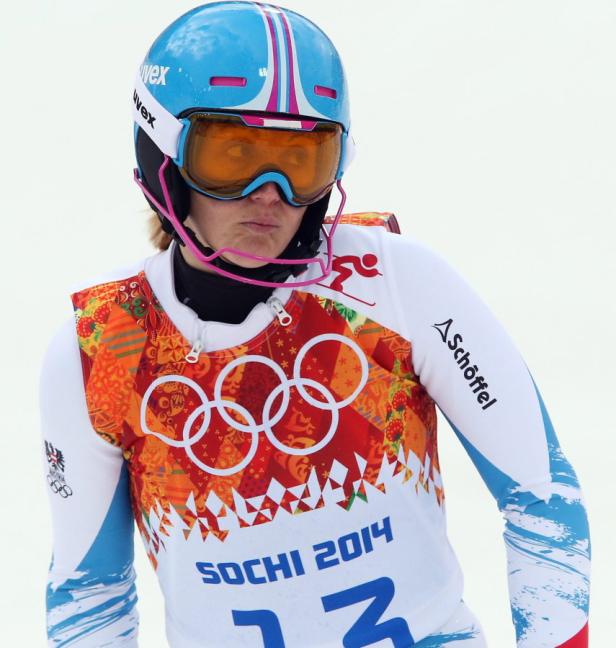 Eine Skirennläuferin mit Helm und Skibrille bei den Olympischen Winterspielen 2014 in Sotschi.