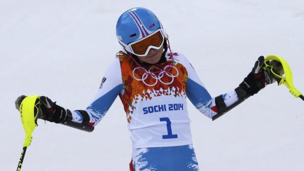 Eine Skirennläuferin mit Helm und Skibrille bei den Olympischen Winterspielen 2014 in Sotschi.