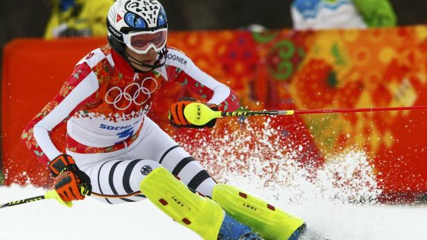 Eine Skirennläuferin im deutschen Rennanzug während eines Wettkampfs.