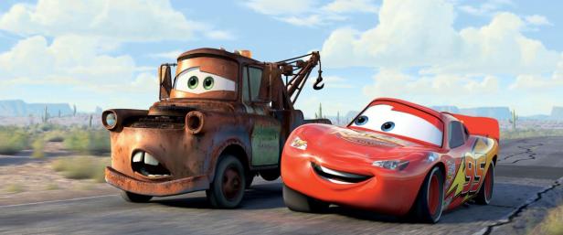 Lightning McQueen und Hook, die animierten Autos aus dem Film „Cars“, stehen auf einer Landstraße.