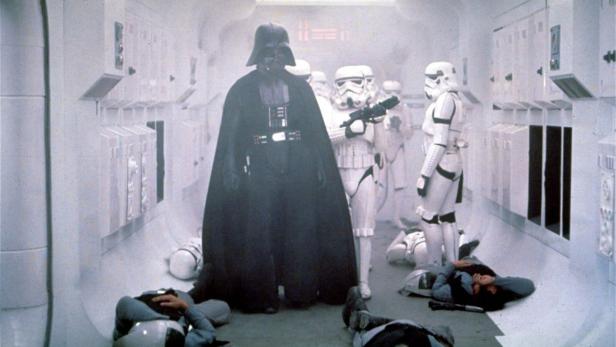 Darth Vader steht inmitten von toten Rebellen und Sturmtruppen in einem Raumschiff.