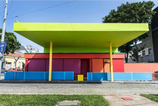 Ein Regenbogen fließt über die Volkshochschule in Hietzing