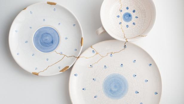 Zwei Teller und eine Tasse, repariert mit der Kintsugi-Methode.