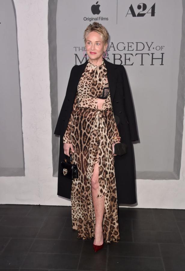 Sharon Stone in einem Leopardenkleid bei der Premiere von „The Tragedy of Macbeth“.