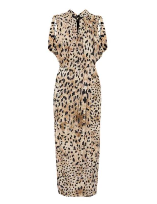 Ein langes Kleid mit Leopardenmuster vor einem weißen Hintergrund.