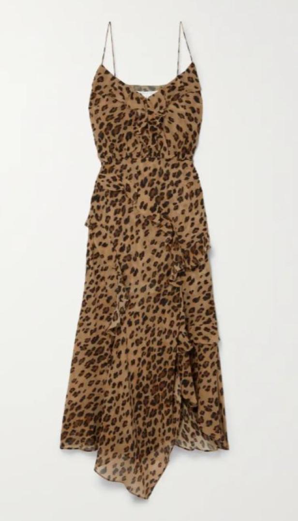 Ein trägerloses, knielanges Kleid mit Leopardenmuster und Rüschenverzierungen.