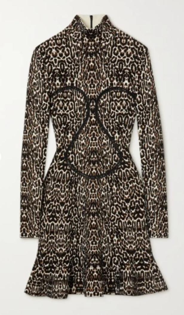 Ein langärmeliges, minikleidartiges Kleid mit Leopardenmuster und schwarzer Borte.