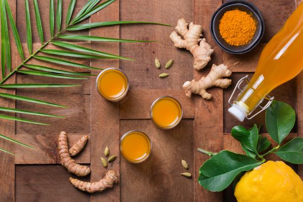 Kurkuma-Ingwer-Getränk, ein Immunbooster und entzündungshemmendes Getränk.
