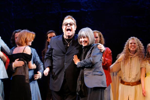 Elton John und die Schriftstellerin Anne Rice nehmen am Vorhang des Broadway-Stücks „Lestat“ in Manhattan teil.