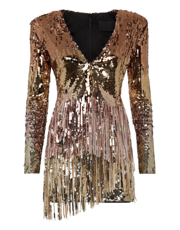 Ein kurzes, asymmetrisches Paillettenkleid mit Fransen in Gold- und Rosatönen.