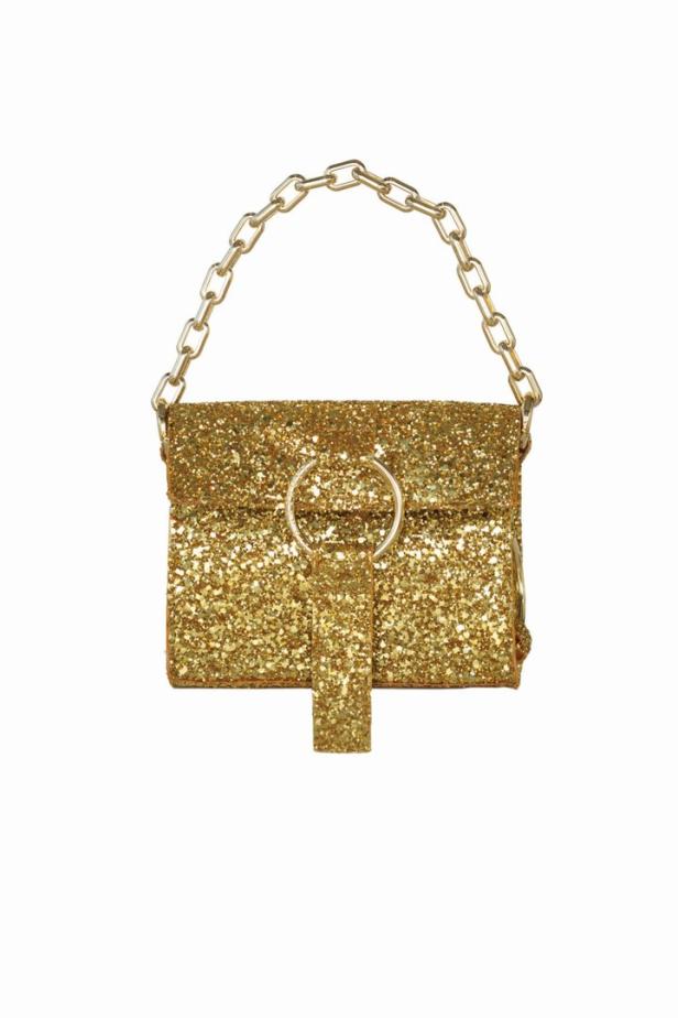 Eine goldene Glitzertasche mit Kette und einem runden Verschluss.