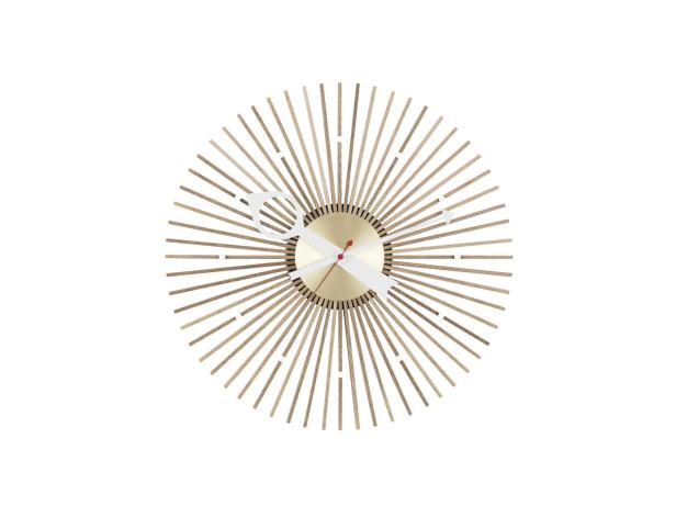 Eine Wanduhr mit einem goldenen Zifferblatt und hölzernen Strahlen auf einem weißen Hintergrund.