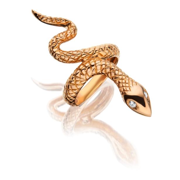 Ein goldener Schlangenring mit Diamantenaugen auf einem weißen Hintergrund.