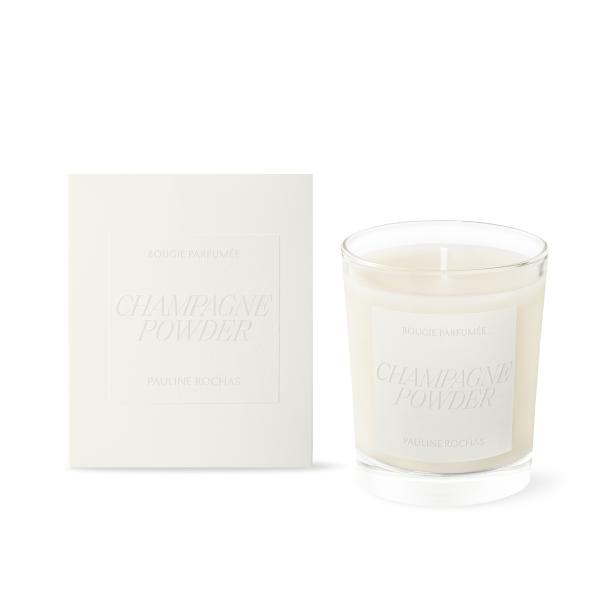 Eine Duftkerze „Champagne Powder“ von Pauline Rochas mit Verpackung.